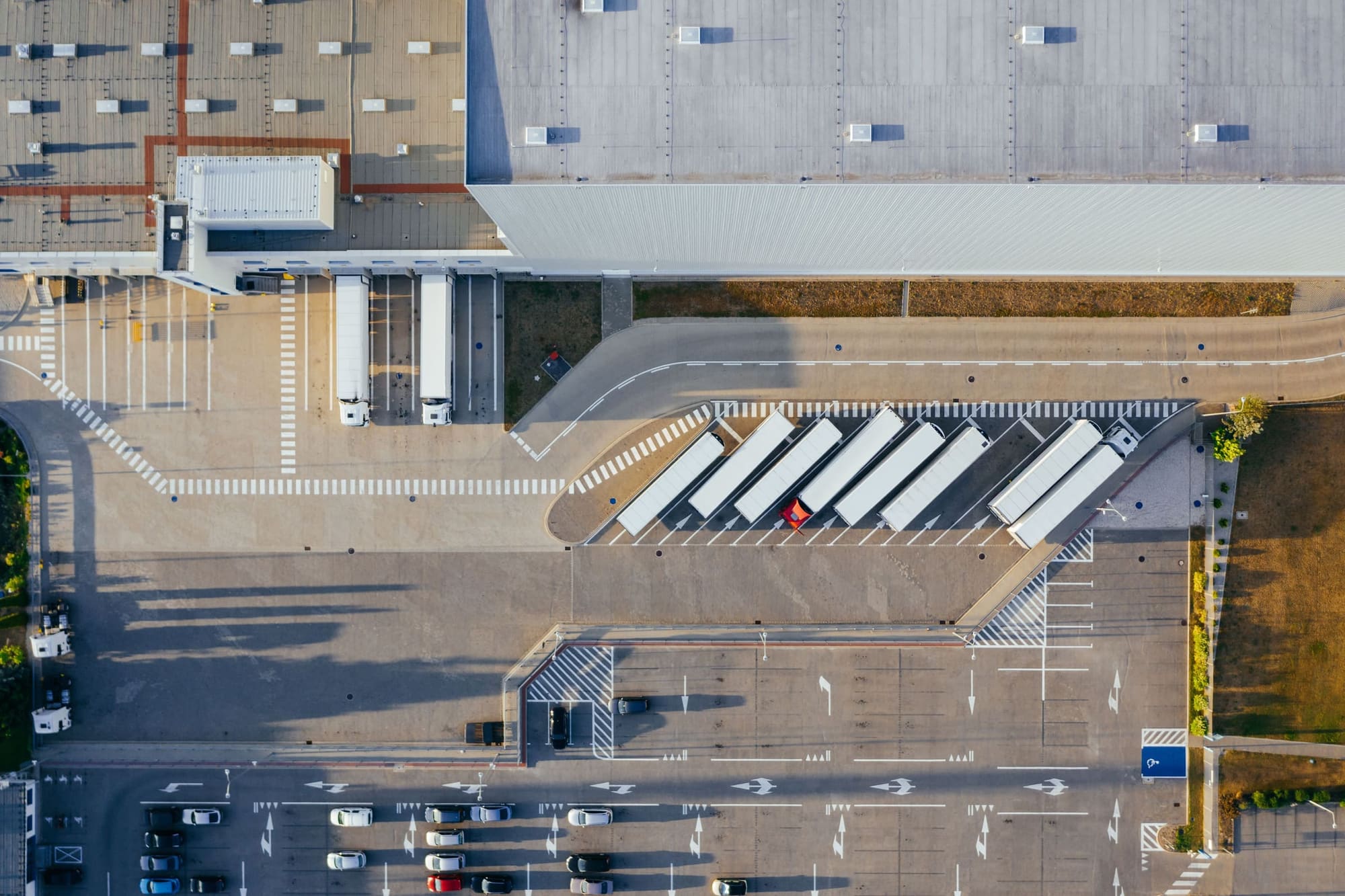 Frachtlogistikterminal mit Verladerampen